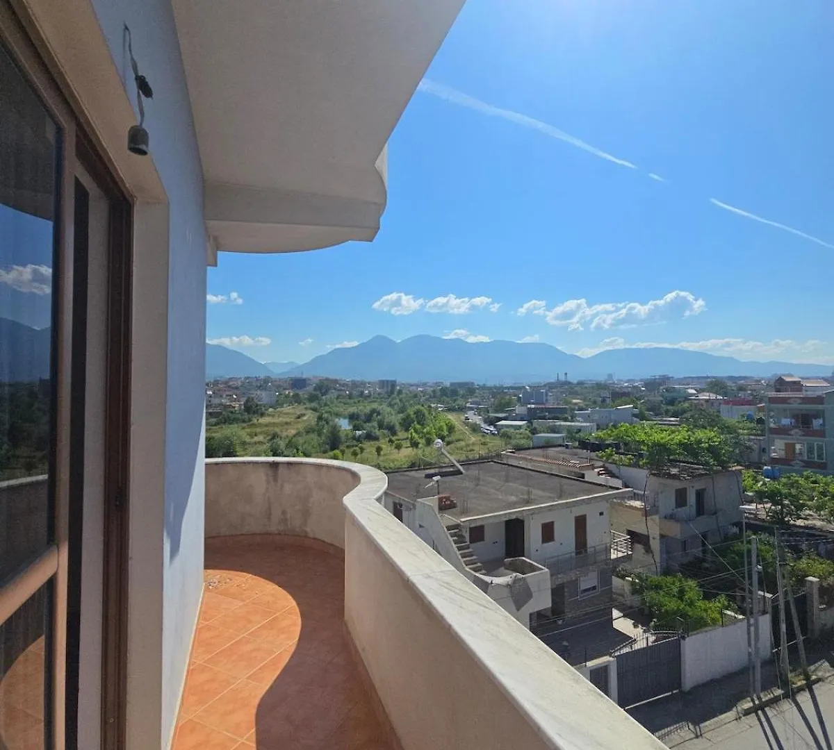 Charming Tirana Apartment אלבניה